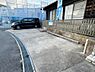 駐車場：【リフォーム中】駐車場です。画像奥側には並列で2台、手前側には横づけで普通車1台停めることができます。