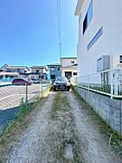 【駐車場】縦列で2台のお車が駐車可能です。