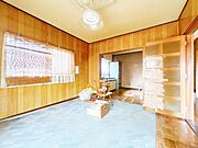 【リフォーム前/LDK】居間とダイニングキッチンを繋げ約12帖のLDKにリフォームします。床材の上張、クロス張替、建具・設備の交換を行います。
