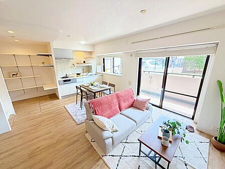 〜クレアヒルズ港北ニュータウン〜リビング南側の大きな窓とキッチン横窓の2面採光で、南側からの陽射しが明るいリビング空間です。内装リフォーム完了!週末はご予約なしでご見学できます♪(2026年6月)撮影