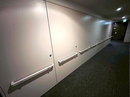 トランクルーム 屋内専用トランクルームは、大きすぎる荷物や季節の衣類を安全に保管できる便利な収納スペースです。現地(2026年9月)撮影