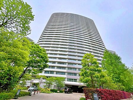 眺望・利便性・住環境の三拍子がそろったハイグレードタワーマンション。高層階ならではの開放感ある景色が楽しめます。駅・商業施設・公園が徒歩圏に揃い、日常生活も快適♪現地(2026年9月)撮影