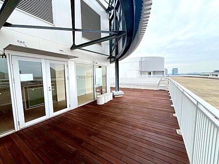 スカイデッキ 最上階のスカイクラブに繋がっているスカイデッキです。広々としており、横浜の海を一望できるロケーションが魅力。現地(2026年9月)撮影