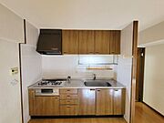 ダイニングを広く使える背面キッチンです。