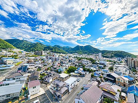 豊かな緑と街並みを望む、開放感たっぷりの景色です。