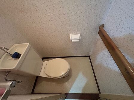 トイレには棚がありトイレットペーパーなどの保管に便利です。