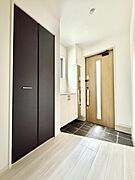 1号棟  ■ 毎日を気持ちよく迎える、明るく温もりのある玄関