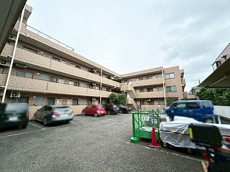 ■敷地内には駐車しやすい駐車場があります