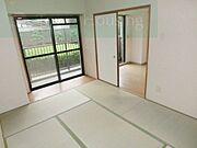 とても明るく、広めの和室です