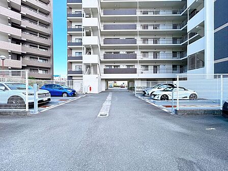 【駐車場】敷地内駐車場の写真です。機械式部分は空きがございます。詳細は管理会社へお問い合わせください。