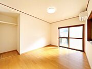 【リフォーム済】1階6帖洋室です。階段を上がらずアクセスできるので非常に便利なお部屋です。