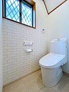 【リフォーム済】トイレはジャニス製の温水洗浄機能付きに新品交換しました。表面は凹凸がないため汚れが付きにくく、継ぎ目のない形状でお手入れが簡単です。節水機能付きなのでお財布にも優しいですね。