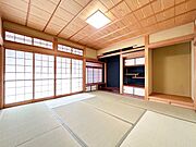 【リフォーム済】1階南側8帖の和室です。リフォームで、畳表替え、障子・襖張替、照明交換等を行いました。