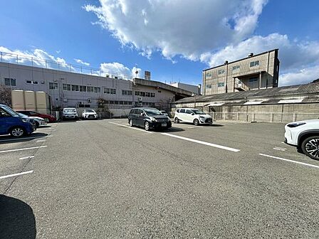 【共用設備】敷地内駐車場の写真です。1台分確保しておりますので、お車をお持ちの方にも安心です。