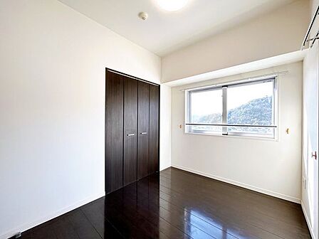【リフォーム済】北西側5.2帖の洋室です。収納を備え、寝室や子供部屋など幅広く使えます。クリーニングを行い、照明新設しました。