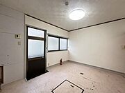 【リフォーム中】洋室別角度からの様子です。勝手口は撤去予定です。