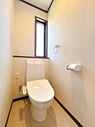 【リフォーム済】トイレはジャニス製の温水洗浄機能付きに新品交換しました。表面は凹凸がないため汚れが付きにくく、継ぎ目のない形状でお手入れが簡単です。節水機能付きなのでお財布にも優しいですね。