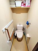 温水洗浄機能付きのおトイレです。