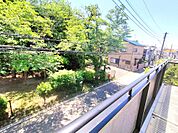 バルコニーからは近隣の緑豊かな公園が望めます