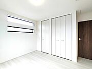明るい日差しが入るお部屋です。