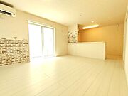15帖のリビングです。暖かい南東の日差しが入ります。