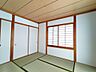 和室：陽当たりの良い和室です