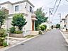 外観：前面道路の幅員５メートルです。