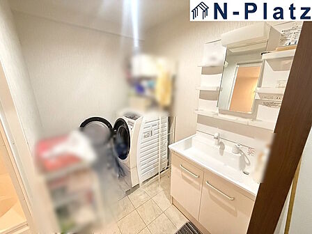 収納付き洗面台で、洗面用品もきれいに整理できます。脱衣スペースにゆとりがあり、使い勝手の良い水回りです。