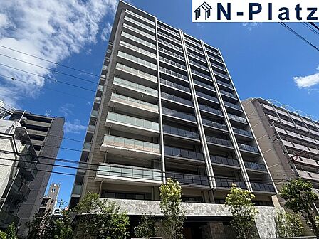 マテリアルと潤いを纏った風格のある外観デザインです