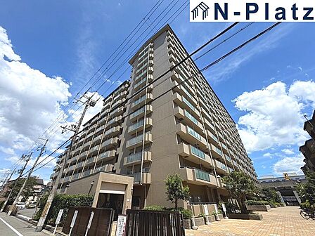 清潔感のあるシンプルな外観が魅力的な物件です。