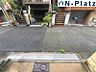 外観：前面道路は整備されており、落ち着いた住宅街に位置しています。