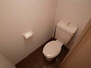 清潔感のあるトイレです。壁が白いので明るい雰囲気です。