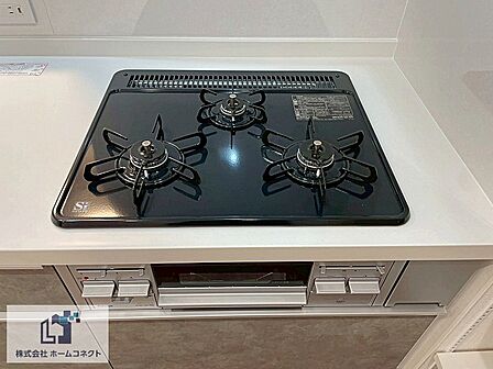キッチン設備|三ツ口コンロを搭載し、効率の良い調理が可能です。