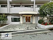 エントランス｜セキュリティ面に配慮されたオートロック付きのマンションです。