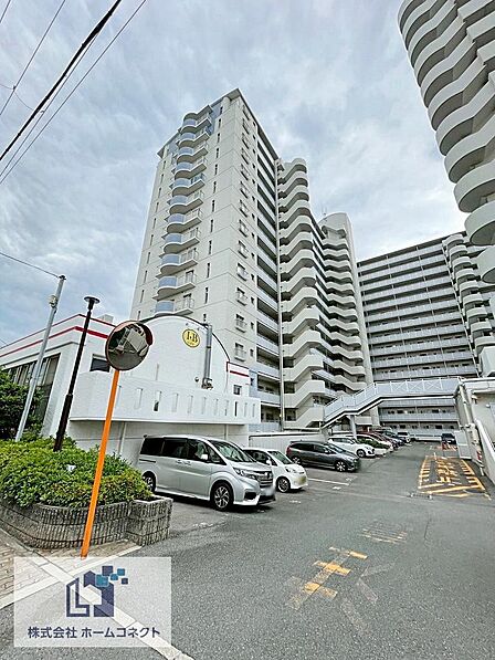 外観｜1988年3月に完成した総戸数458戸の大規模マンション。広い敷地にA棟とB棟の2棟が建っています。両棟の間には公園や植込みがあり、四季の移ろいを感じる住環境です。