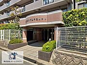 エントランス｜セキュリティ面に配慮されたオートロック付きのマンション。宅配ボックスも設置されています。