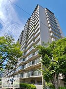 外観｜全棟総戸数1016戸の大規模マンション。二号棟は昭和57年11月に完成しました。各線「京橋」駅まで徒歩10分ほどの立地で、お出掛けや通勤・通学に大変便利です。