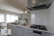 キッチン新調｜三ツ口コンロや食洗機を搭載し、調理から後片付けまでスムーズに行えます。