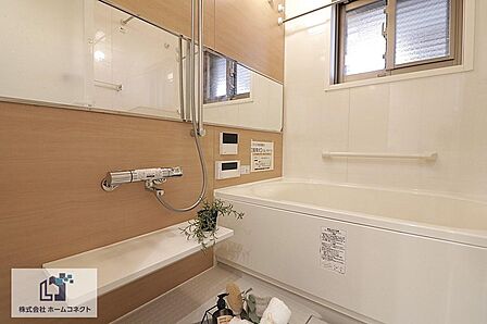 バスルーム|窓付きのため、換気もバッチリです。