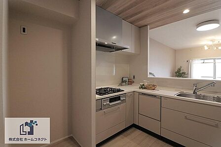 キッチン新調|三ツ口コンロや食洗機を搭載し、調理から後片付けまでスムーズに行えます。