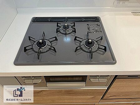 キッチン設備｜三ツ口コンロを搭載し、効率の良い調理が可能です。