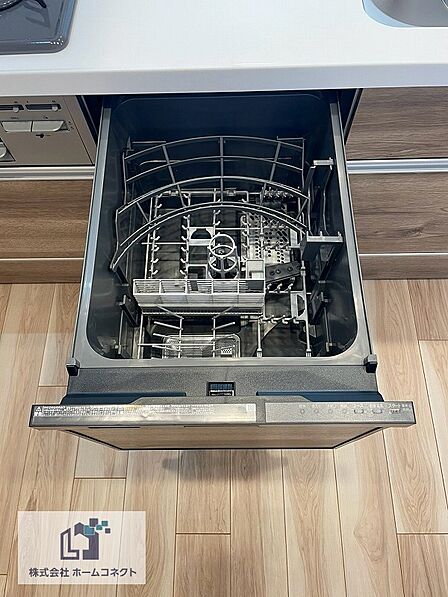 キッチン設備｜日々の家事の負担を軽減させる食器洗い乾燥機を搭載。光熱費も安くなり、一石二鳥です。