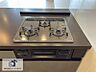キッチン：3口ガスシステムキッチン採用