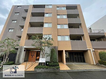 外観|全3棟(全棟総戸数74戸)で構成された駅近立地のマンション。角住戸が多く、2面以上の採光・通風が確保されています。