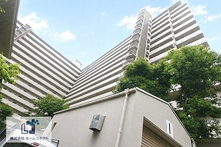 外観|多棟建てのマンション群で構成された緑豊かな住環境。C棟は昭和59年7月に完成しました。