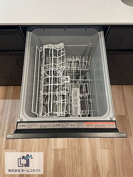 キッチン設備｜日々の家事の負担を軽減させる食器洗い乾燥機を搭載。光熱費も安くなり、一石二鳥です。