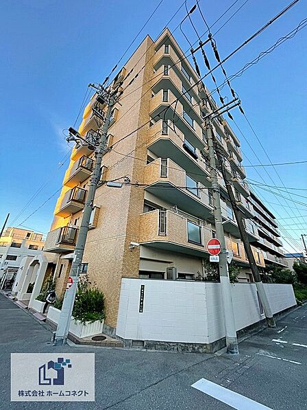 外観|昭和63年2月に完成したRC造地上8階建のマンション。1フロアに1戸〜3戸の配置で、各住戸に玄関ポーチやアルコープが設けられたプライバシーに配慮された設計です。