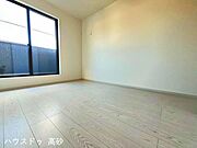 広々としたバルコニーからたっぷりの光を享受した明るい洋室です！