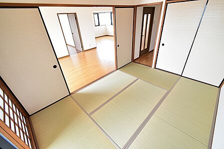 美しく改装された明るい南側6畳和室