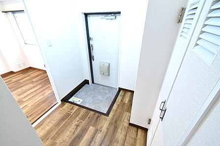 明るく暖かい雰囲気の玄関ホール